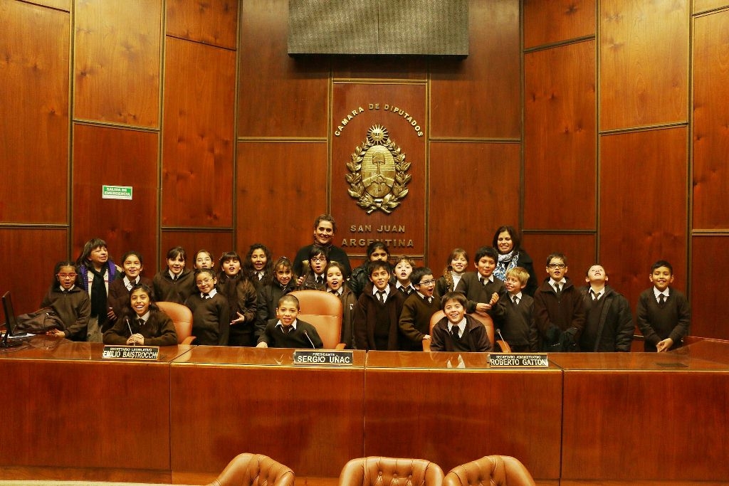 Integrantes del Colegio "Santa Bárbara" visitaron la Legislatura provincial. 