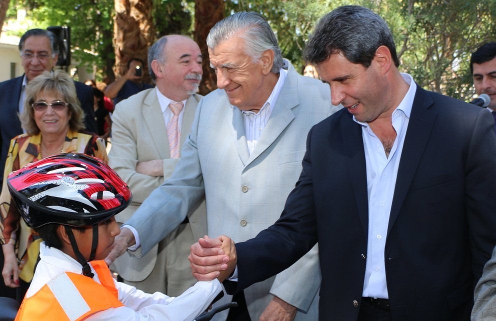 El vicegobernador Sergio Uñac en la entrega de premios a los ganadores del certamen "En bici ganamos todos". 