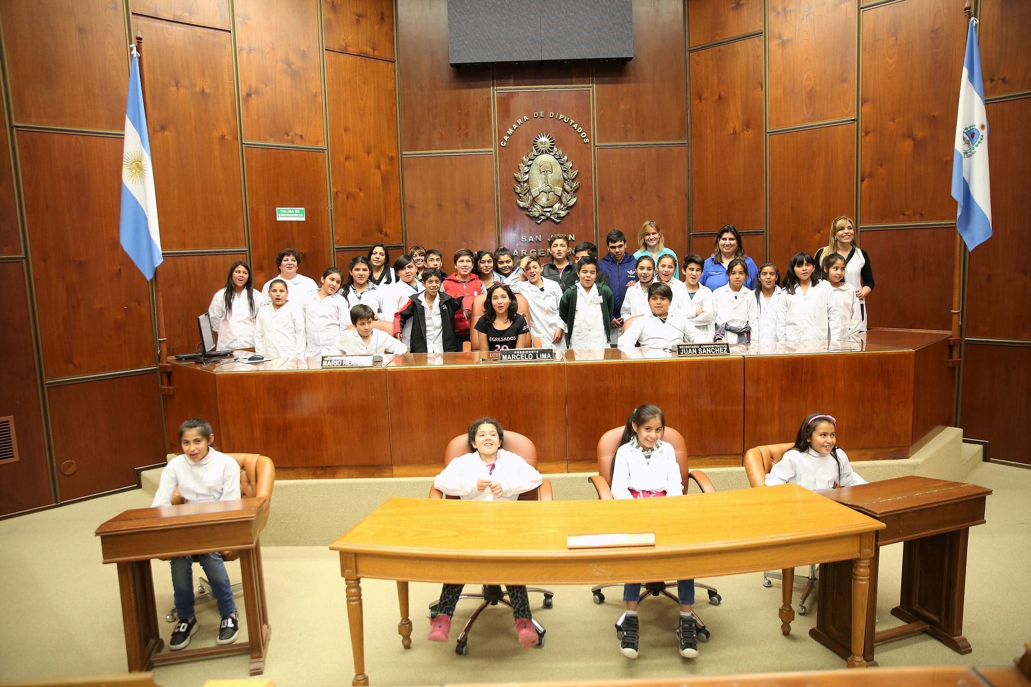 Alumnos y docentes de la escuela "Rosario Vera Peñaloza" en la Cámara de Diputados. 