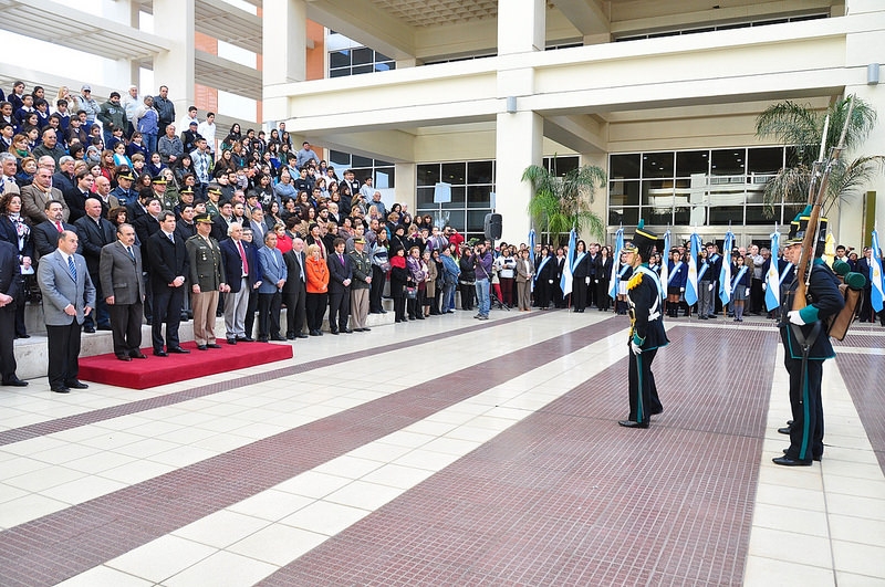 El vicegobernador Sergio Uñac encabezó la ceremonia de relevo de Guardia de Honor de la Bandera Ciudadana. 