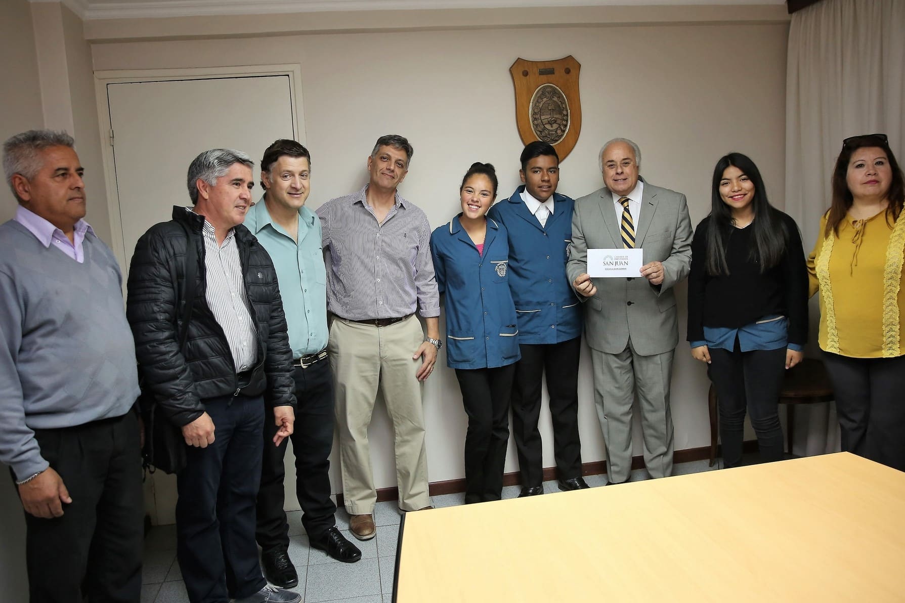 Los alumnos Natalia Zárate, Jenifer Rojas y Facundo Carrizo, de la Escuela Juan Gorriti, de 25 de Mayo, descendientes de las comunidades originarias asistirán al Congreso Nacional de Historia Oral, en Trelew, provincia de Chubut 