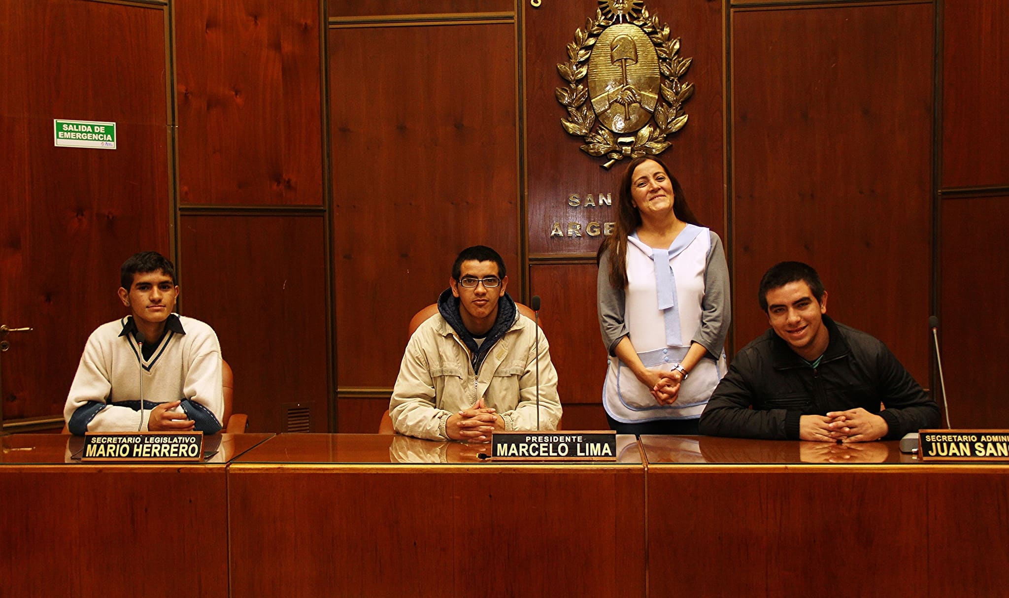Integrantes de la escuela "Provincia de Córdoba" presentes en la Casa de las Leyes. 