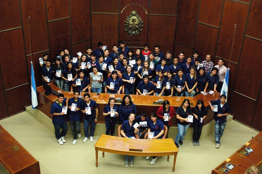 Alumnos de la Escuela General San Martín, de Chimbas, en la Legislatura.