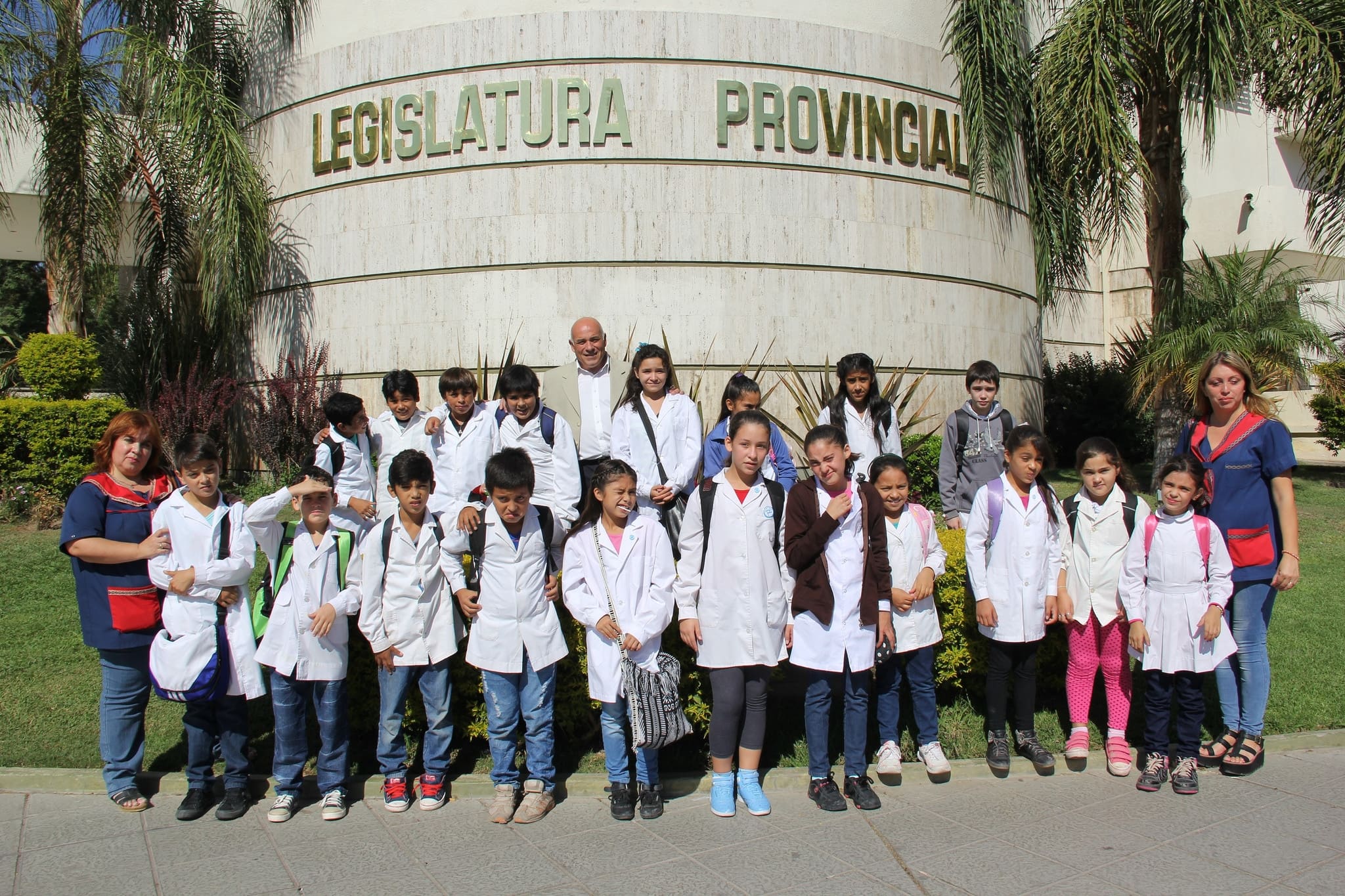El diputado José Castro junto a estudiantes de la escuela "José Alejandro Segovia" en la Legislatura provincial. 