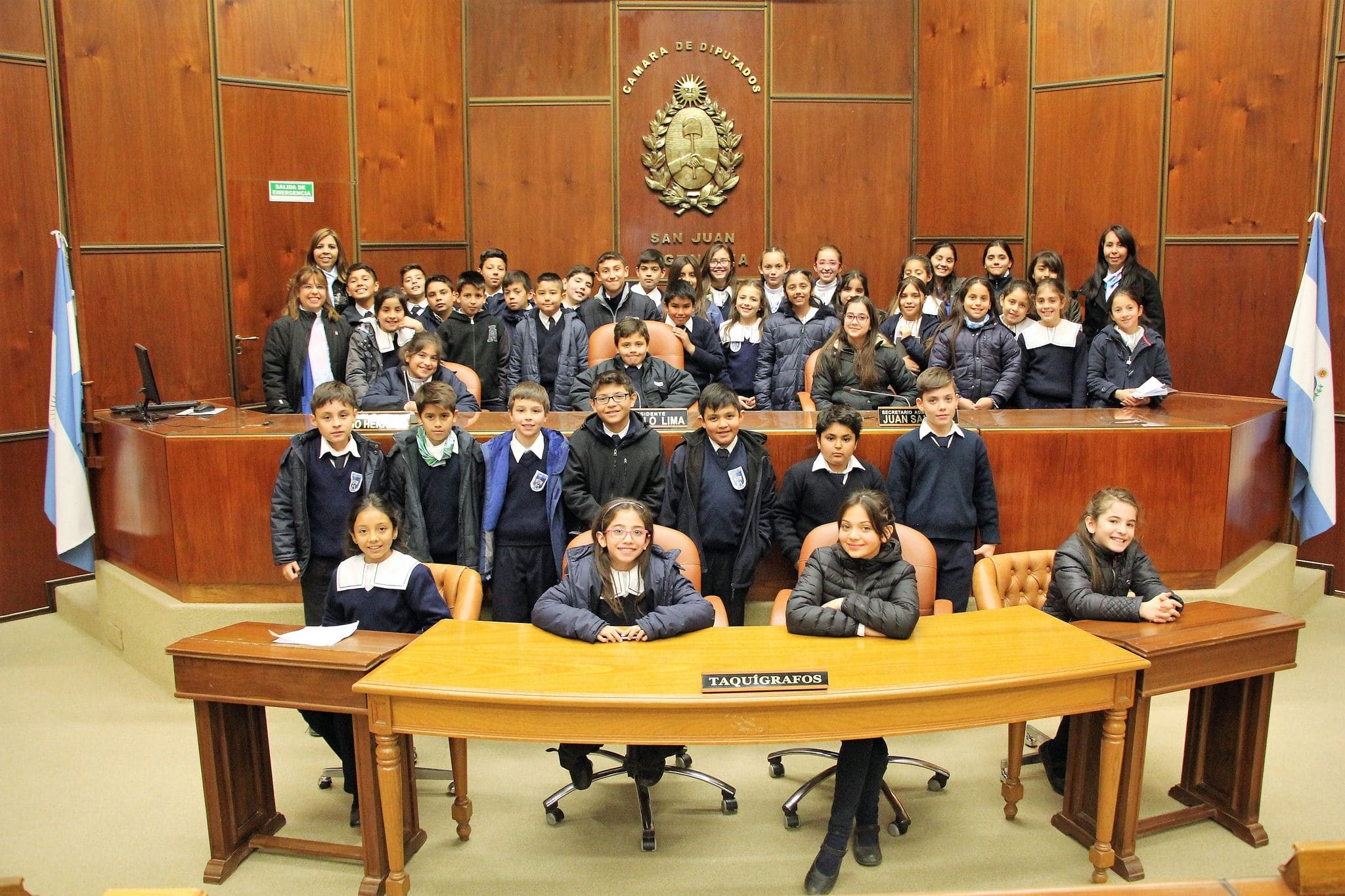 Alumnos y docentes del colegio "Nuestra Señora de Los Desamparados" en la Cámara de Diputados. 