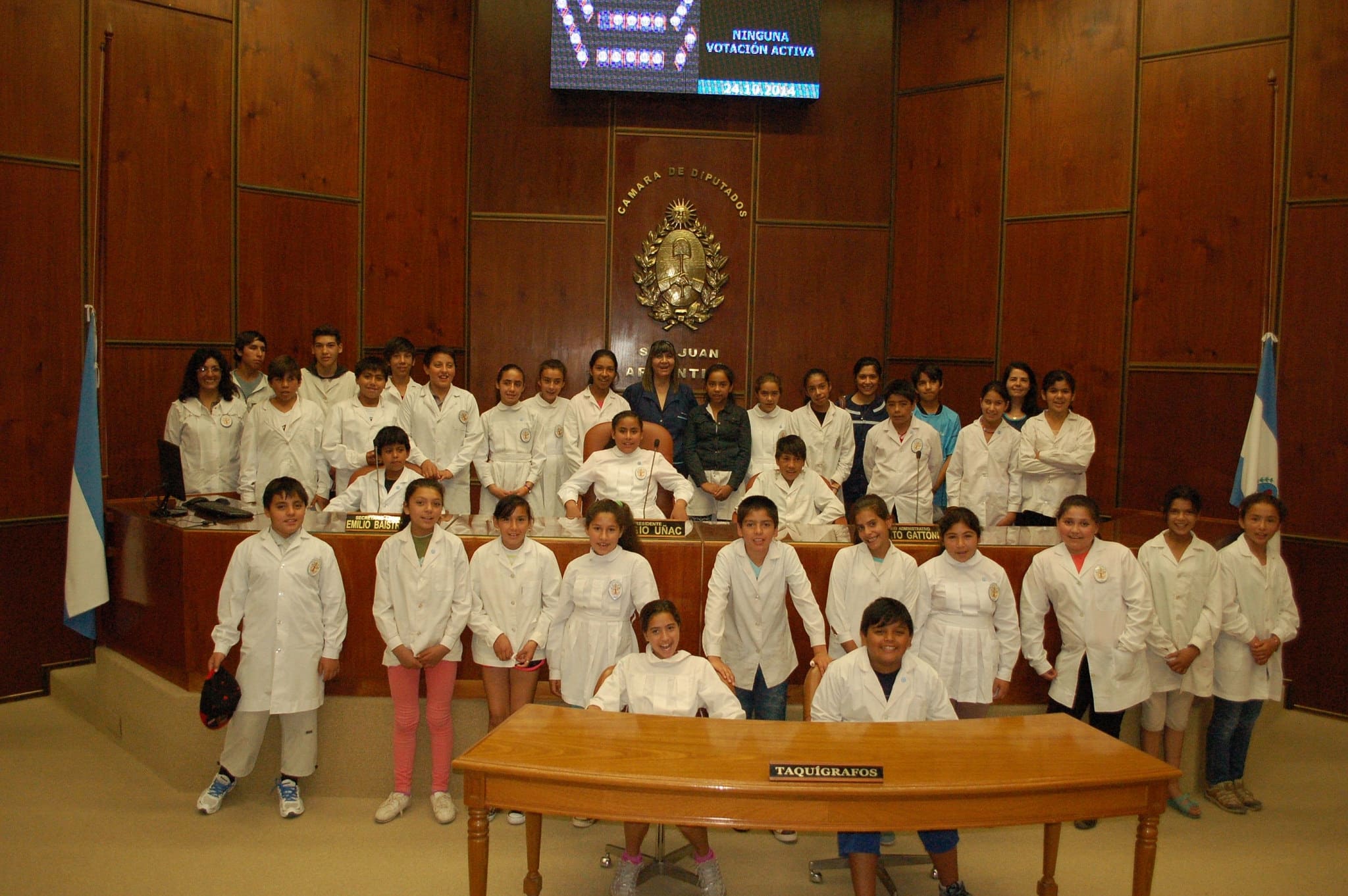 Una delegación de la Escuela "Juan de Dios Flores" visitó la Legislatura Provincial.