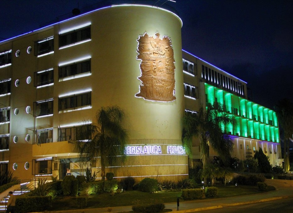 El edificio legislativo con los colores de la Asociación Chapecoense de Fútbol 