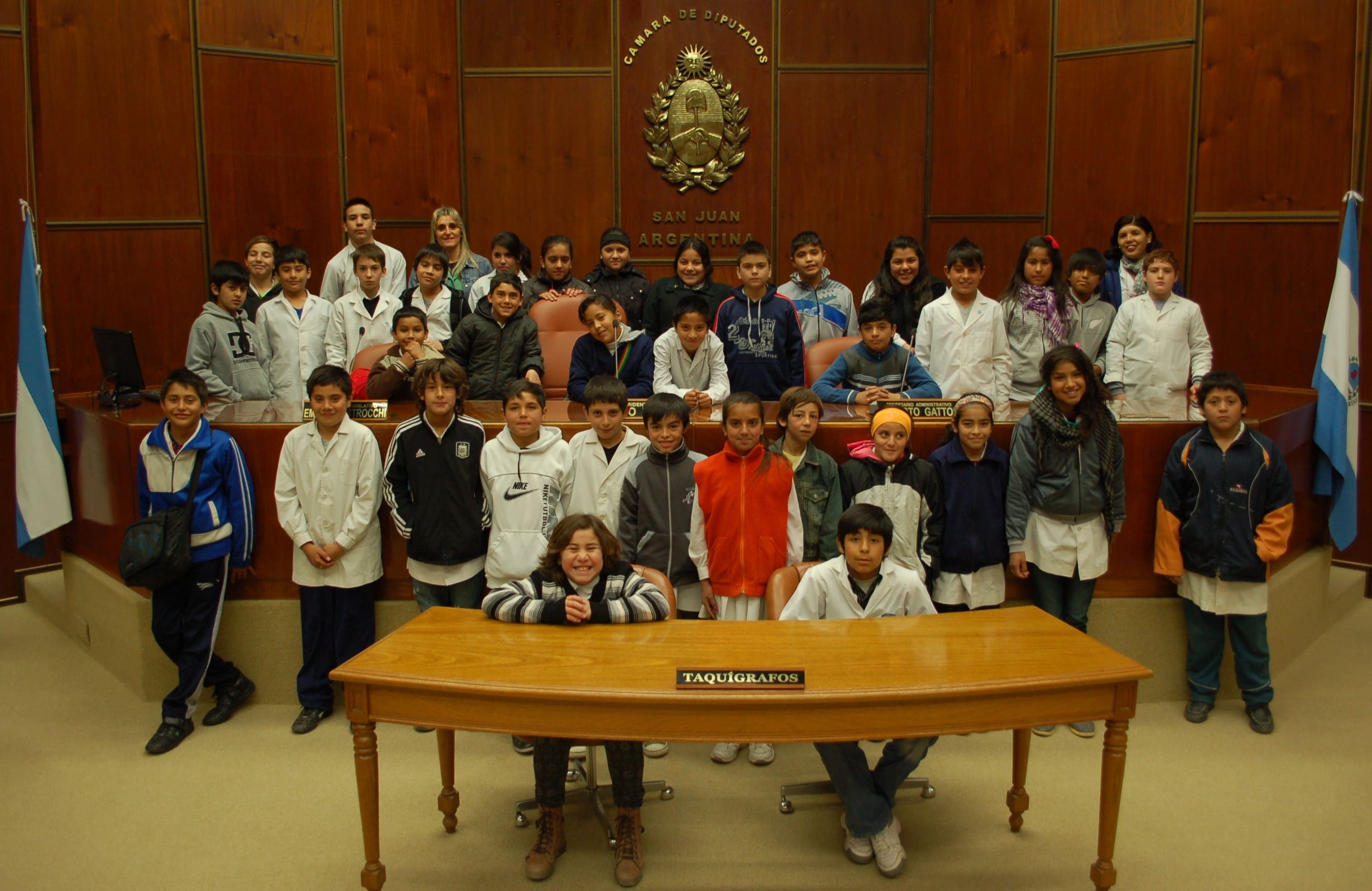 Alumnos de quinto grado A y B de la esc. "José María Torres"  presentes en el Recinto de Sesiones de la Cámara de Diputados.