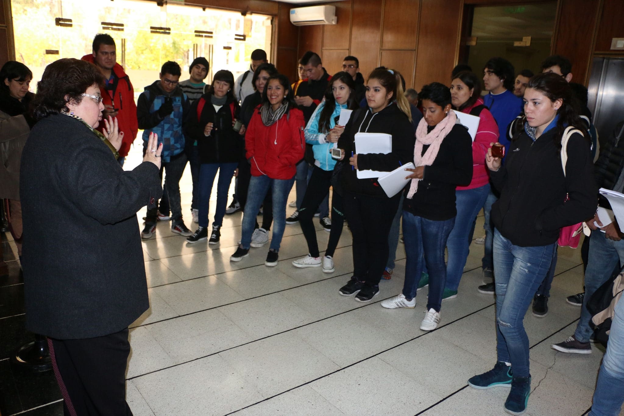 Alumnos y docentes de la escuela de Comercio Nocturna "Santiagos Cortínez" presentes en la Cámara de Diputados. 