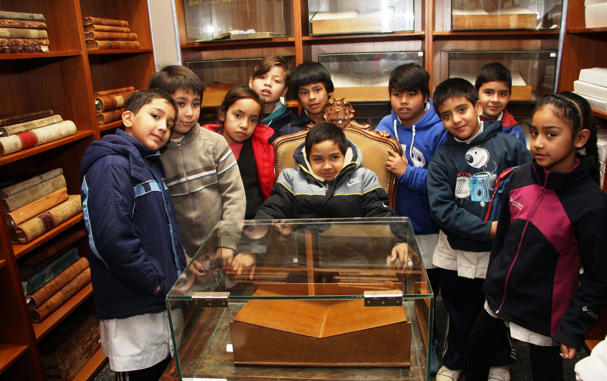 Alumnos de la escuela "Saturnino Sarassa" presentes en el Centro de Conservación de la biblioteca "Sarmiento Legislador". 