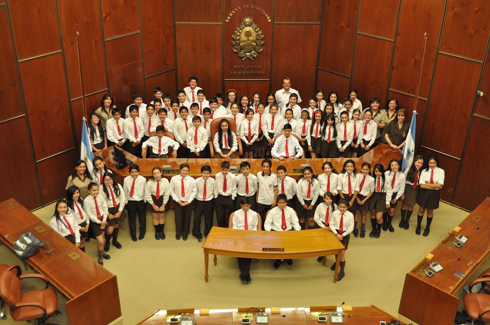 Alumnos del Colegio Santa Teresita del Niño Jesús, de Rawson en la Legislatura.