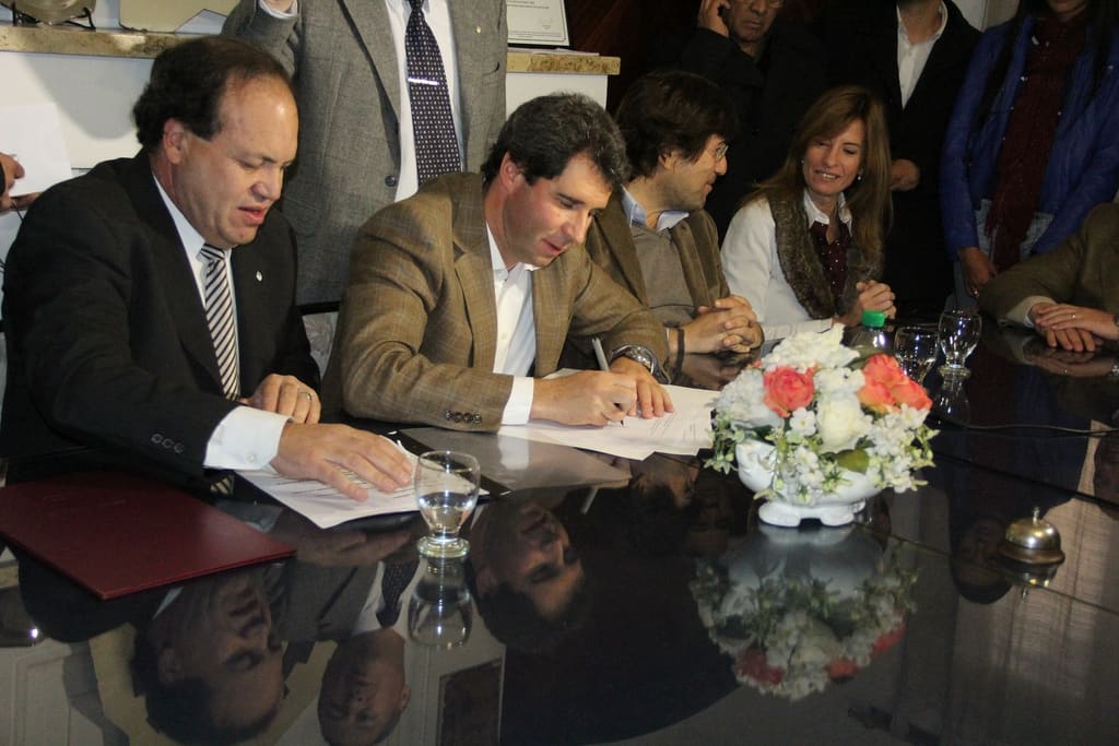 El vicegobernador Sergio Uñac, el ministro Alós y el titular de la Federación Carrión, firmaron acta complementaria de cooperación.