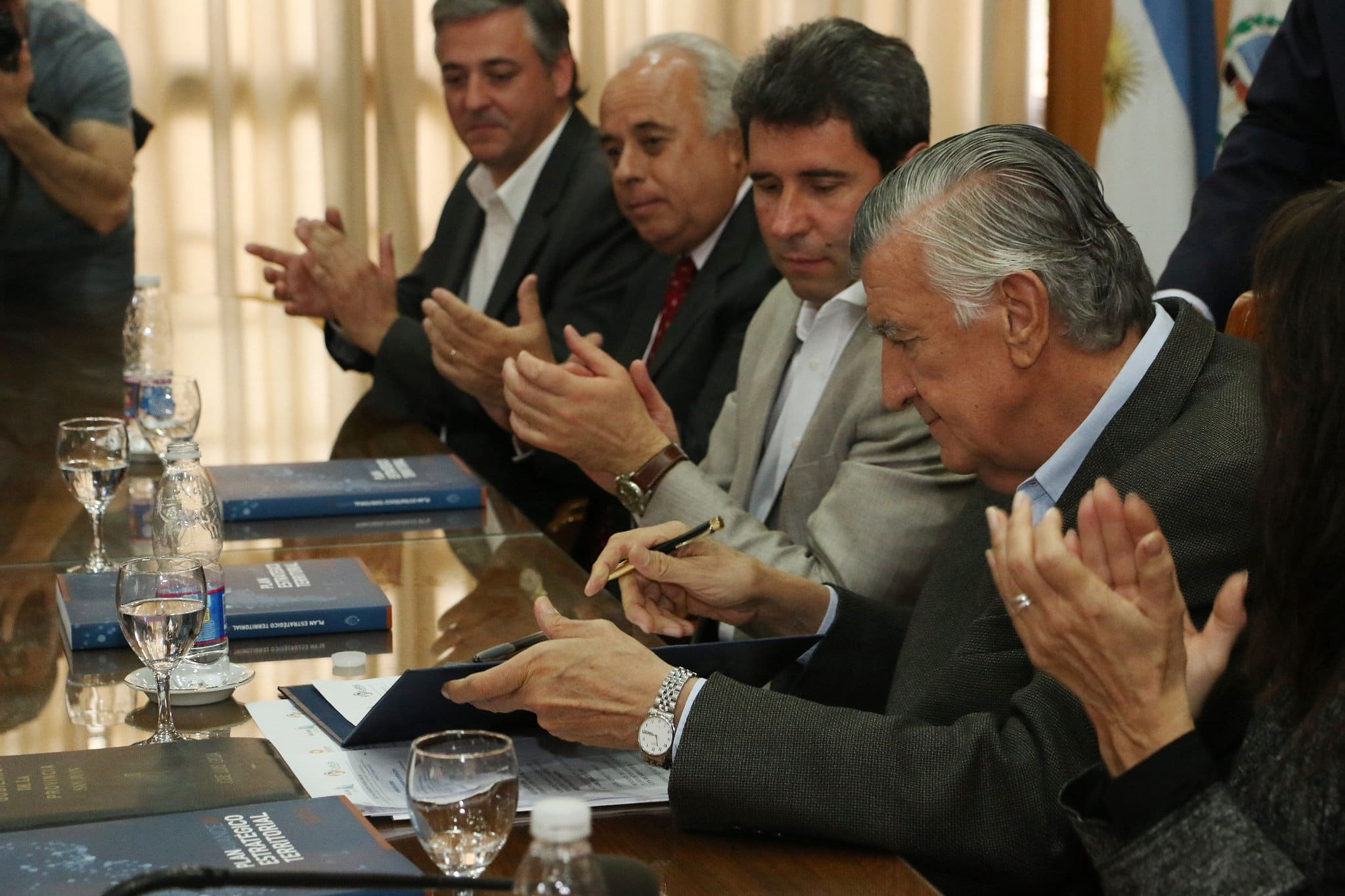 El vicegobernador Sergio Uñac junto al gobernador José Luis Gioja en la firma del Acta constitutiva del Comité Específico Municipal. 