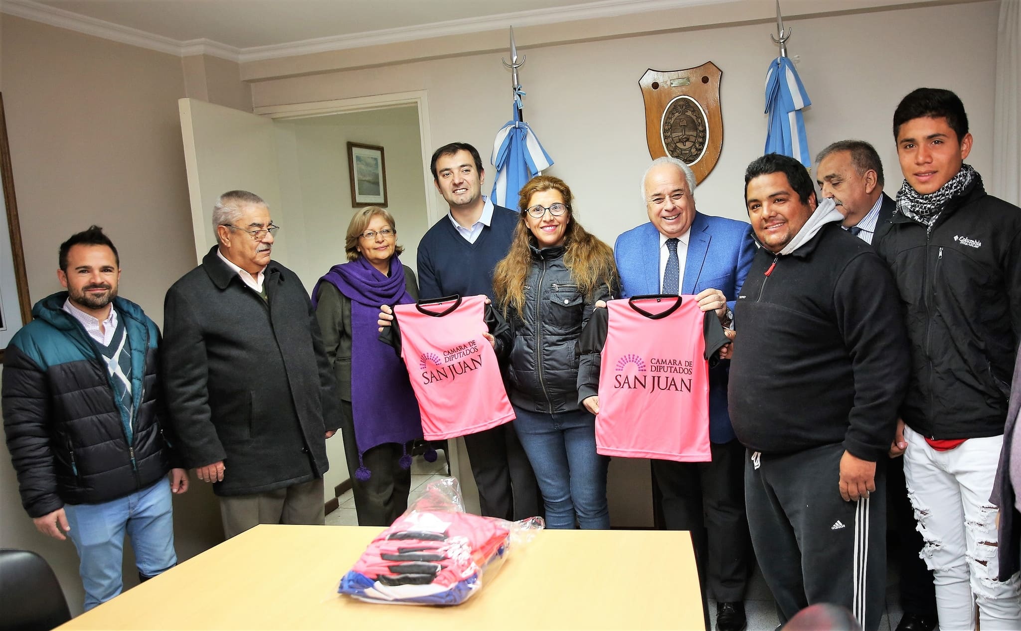 Entrega indumentaria deportiva a Escuelas de Fútbol de Rawson. 