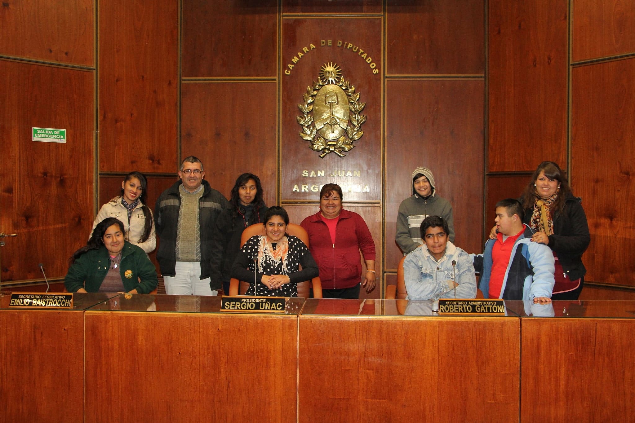 Alumnos y docentes de la escuela de Capacitación Laboral "Augusto Belín Sarmiento" presente en la Legislatura provincial. 