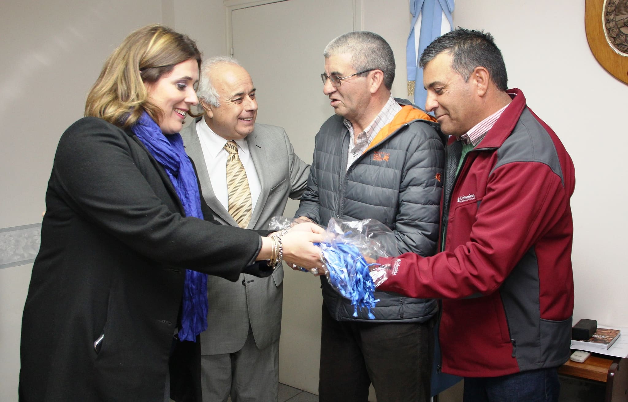 El vicegobernador Marcelo Lima, acompañado por el secretario Legislativo, Mario Herrero y la diputada Marcela Monti en la entrega de medallas a representantes de la Asociación Ciclismo Rural San Juan. 