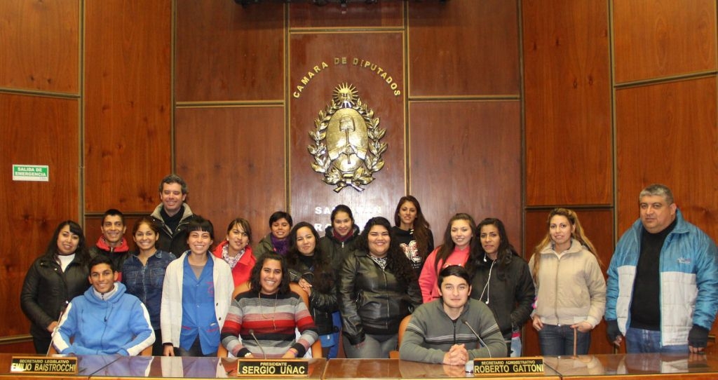 Alumnos y docentes del colegio "Santa María" presente en la Legislatura. 
