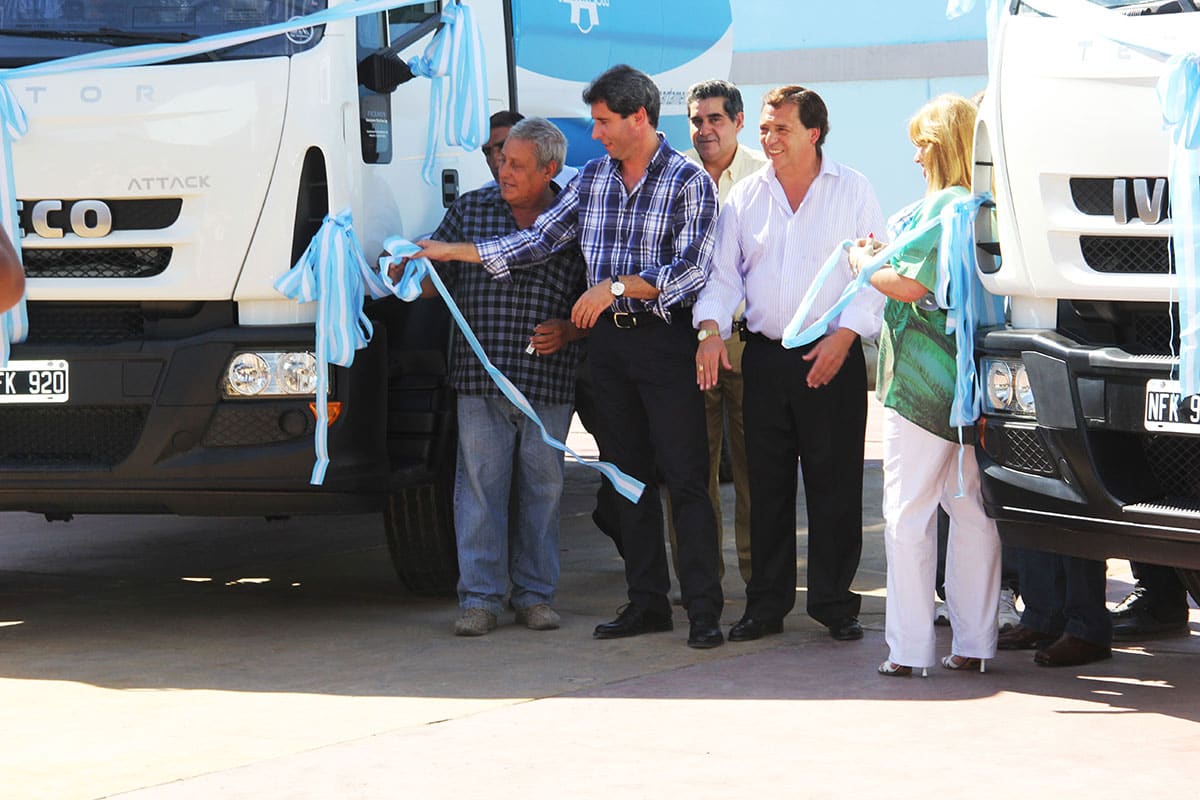Los choferes recibieron las nuevas movilidades de la mano del vicegobernador  Uñac, acompañado por la Diputada López y el Intendente Abarca