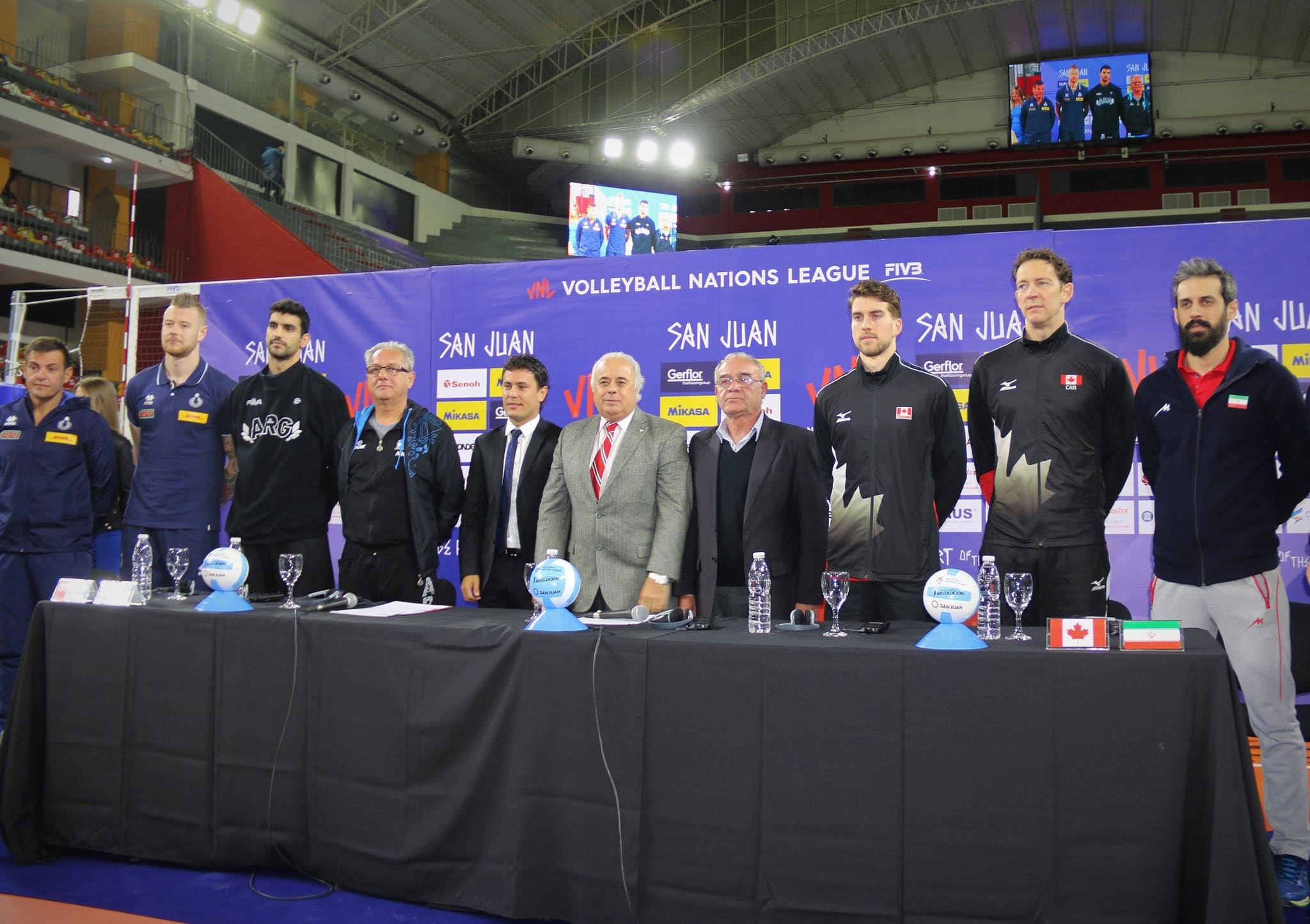 El vicegobernador Marcelo Lima junto al secretario de Estado de Deportes, Jorge Chica; el presidente de la Federación Sanjuanina de  Vóleibol, Juan Galeote; el entrenador de la selección Argentina, Julio Velasco y el capitán, Martín Ramos; el entrenador y capitán de la selección de Canadá, Stephane Antiga y Tylor Sander, respectivamente; por Irán, el entrenador Igor Kolacovic y el capitán Saeid Marouf; y por Italia, el entrenador Gianlorenzo Blengini y el capitán, Iván Zaytsev.