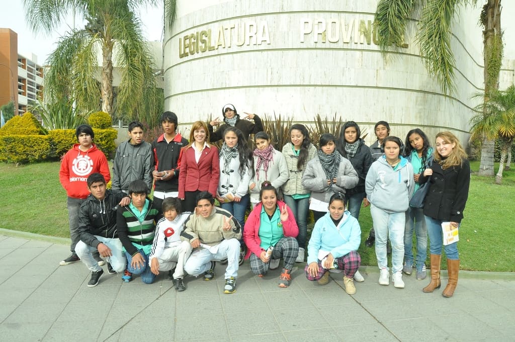En el frente de la Legislatura Provincial, alumnos y docentes, junto a la diputada Carla Muñoz.