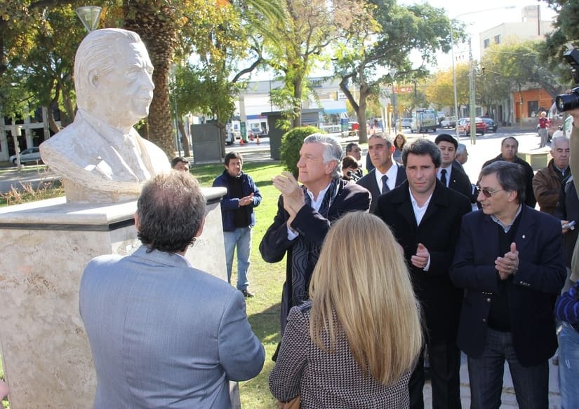 Descubrimiento del busto del ex presidente Raúl Ricardo Alfonsín  