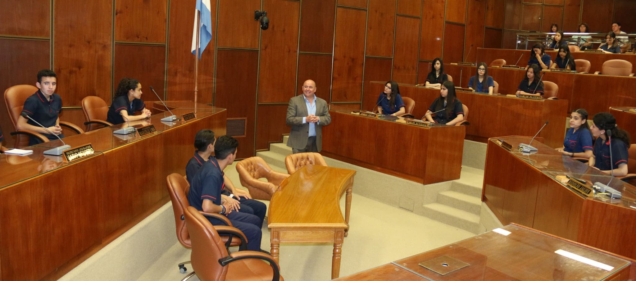 El diputado Pablo García Nieto junto a estudiantes y docentes del colegio "Juan Pablo II" en la Cámara de Diputados. 