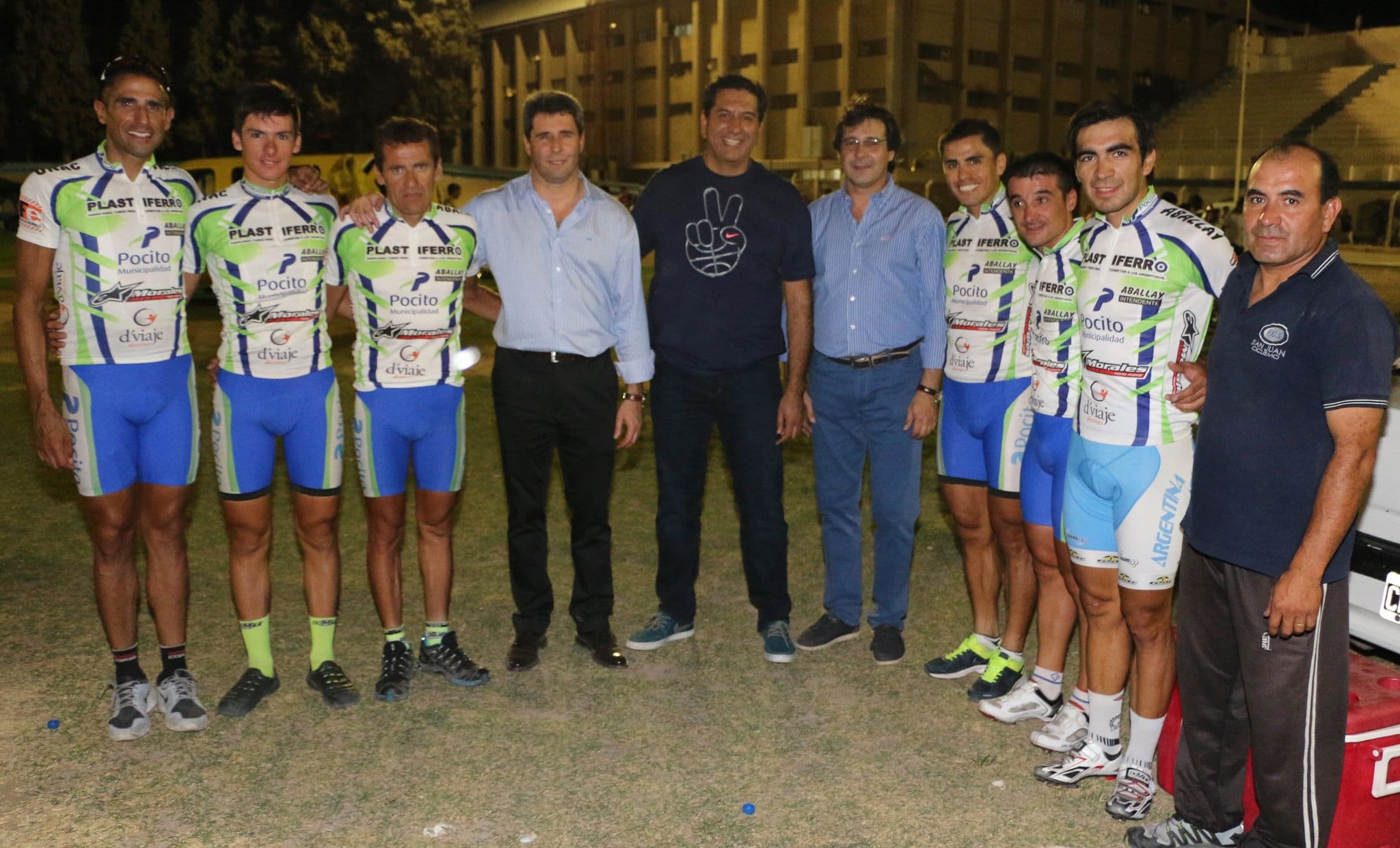 El Dr. Sergio Uñac junto al intendente Fabián Aballay, el diputado nacional Rubén Uñac y un equipo de ciclistas.