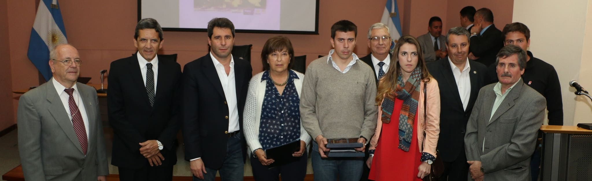 El Dr. Sergio Uñac encabezó la entrega de la distinción para Raúl Márquez a los familiares presentes.