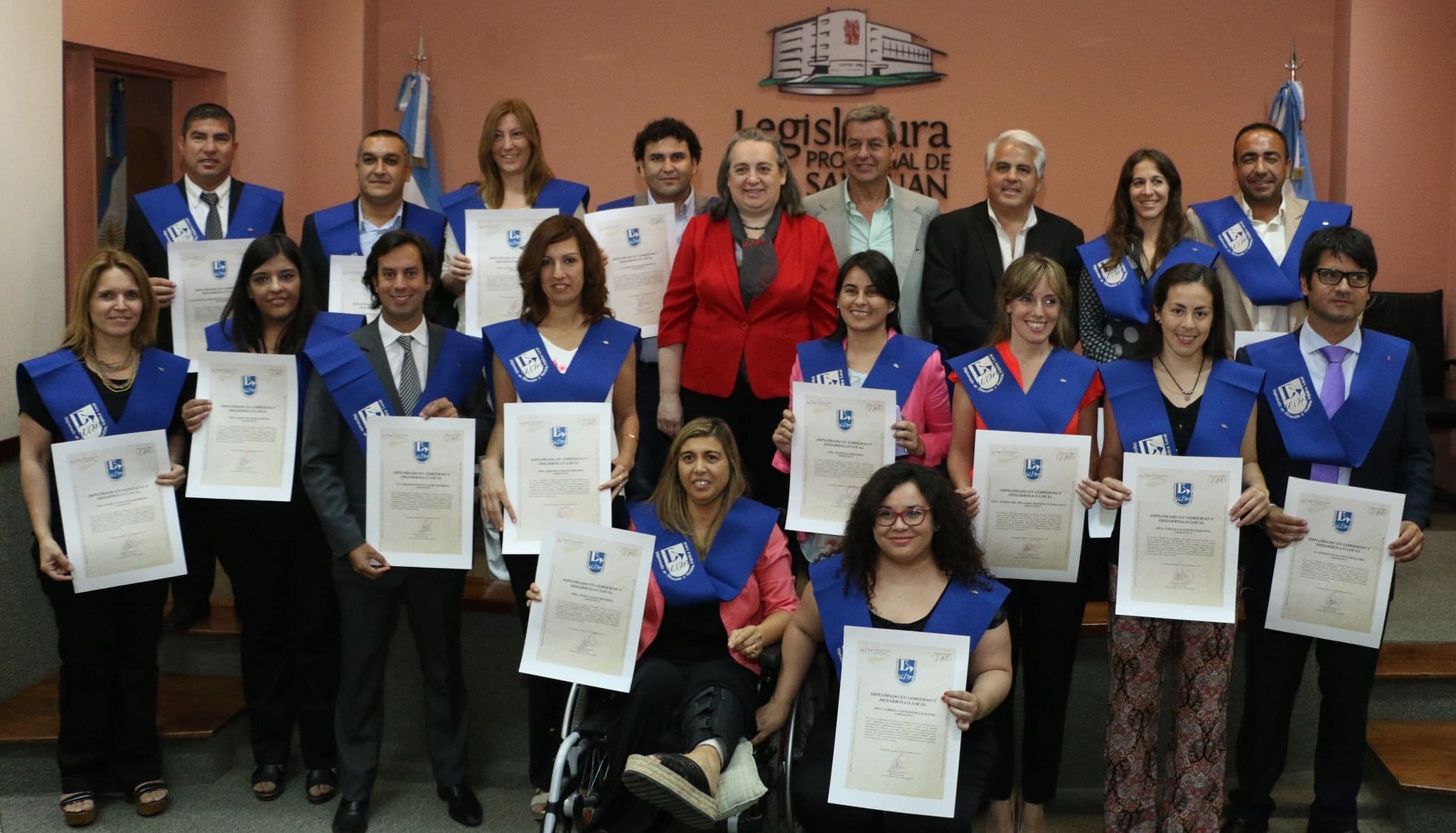 Las autoridades presentes entregaron los certificados a cada uno de los diplomados.