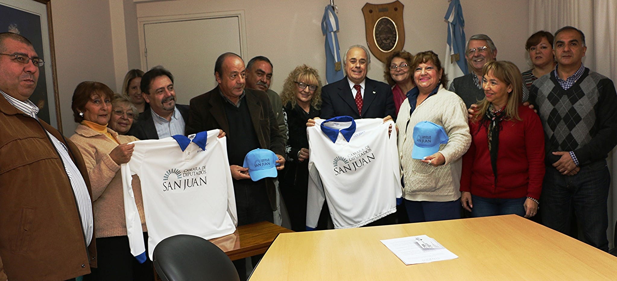 El vicegobernador Marcelo Lima y el secretario Legislativo de la Cámara de Diputados, Mario Herrero, junto a miembros de la Comisión de Tejo de la Legislatura provincial en la entrega de camisetas para un torneo. 