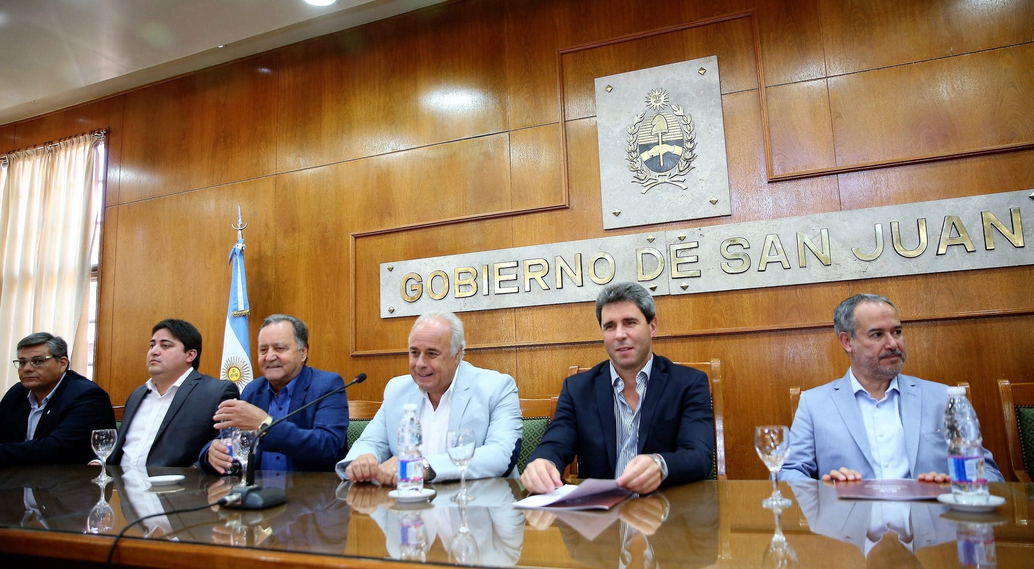 El vicegobernador Marcelo Lima en la firma de convenios con los 19 departamentos. 