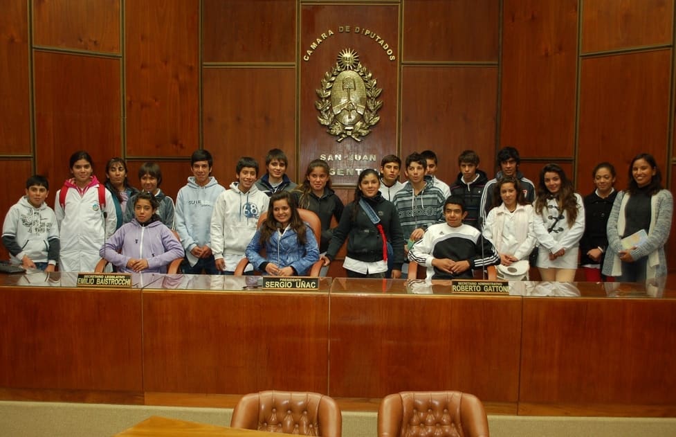 Los estudiantes del departamento Sarmiento conocieron el Recinto de Sesiones de la Legislatura Provincial.