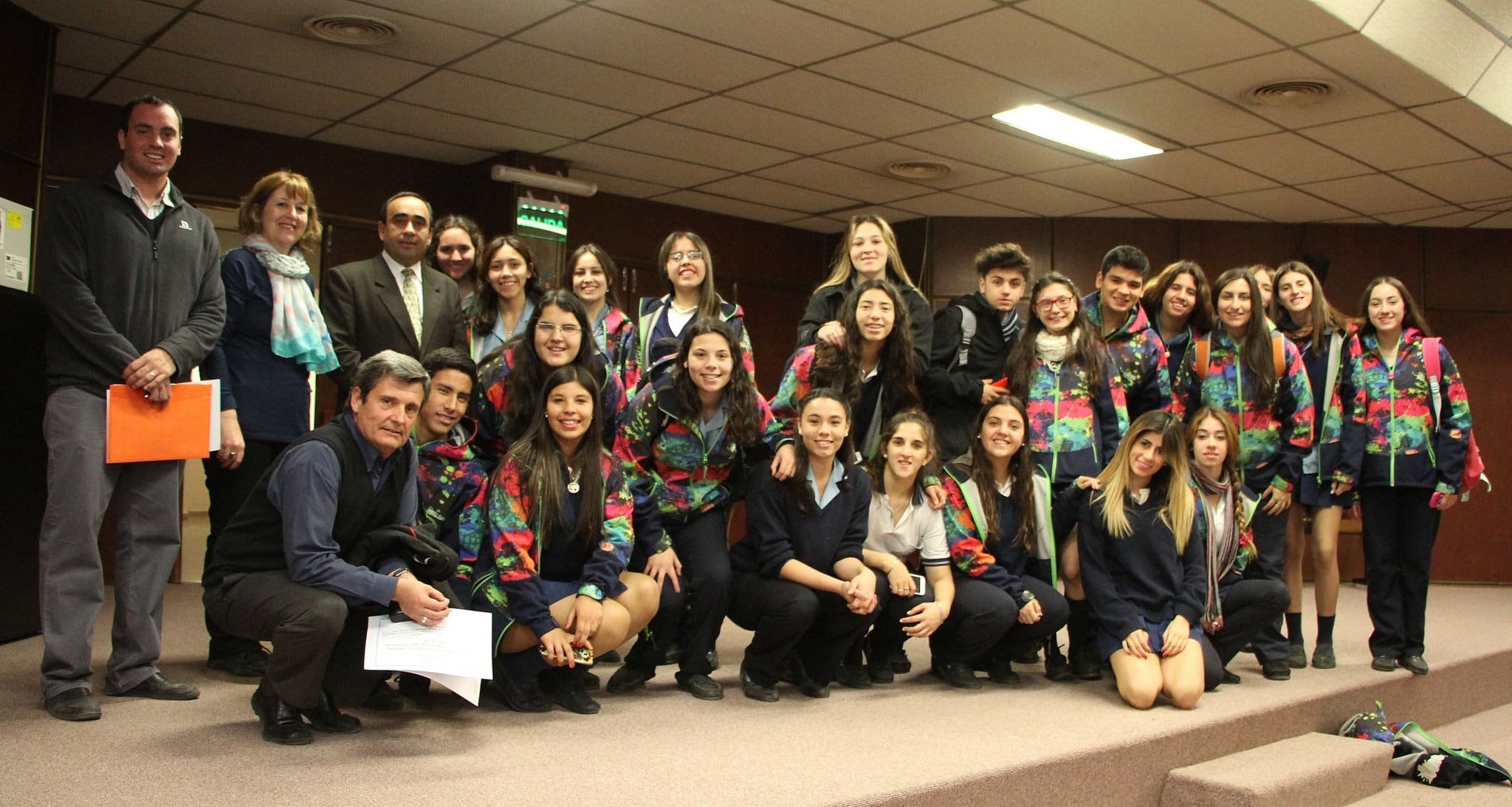 El diputado Jorge Espejo junto a estudiantes y docentes del colegio "María Auxiliadora" en el recinto de sesiones de la Legislatura provincial. 