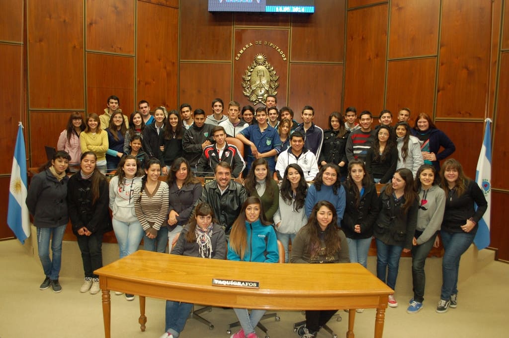 El diputado Javier Ruiz junto a estudiantes de la escuela Carlos Pellegrini en la Legislatura Provincial. 