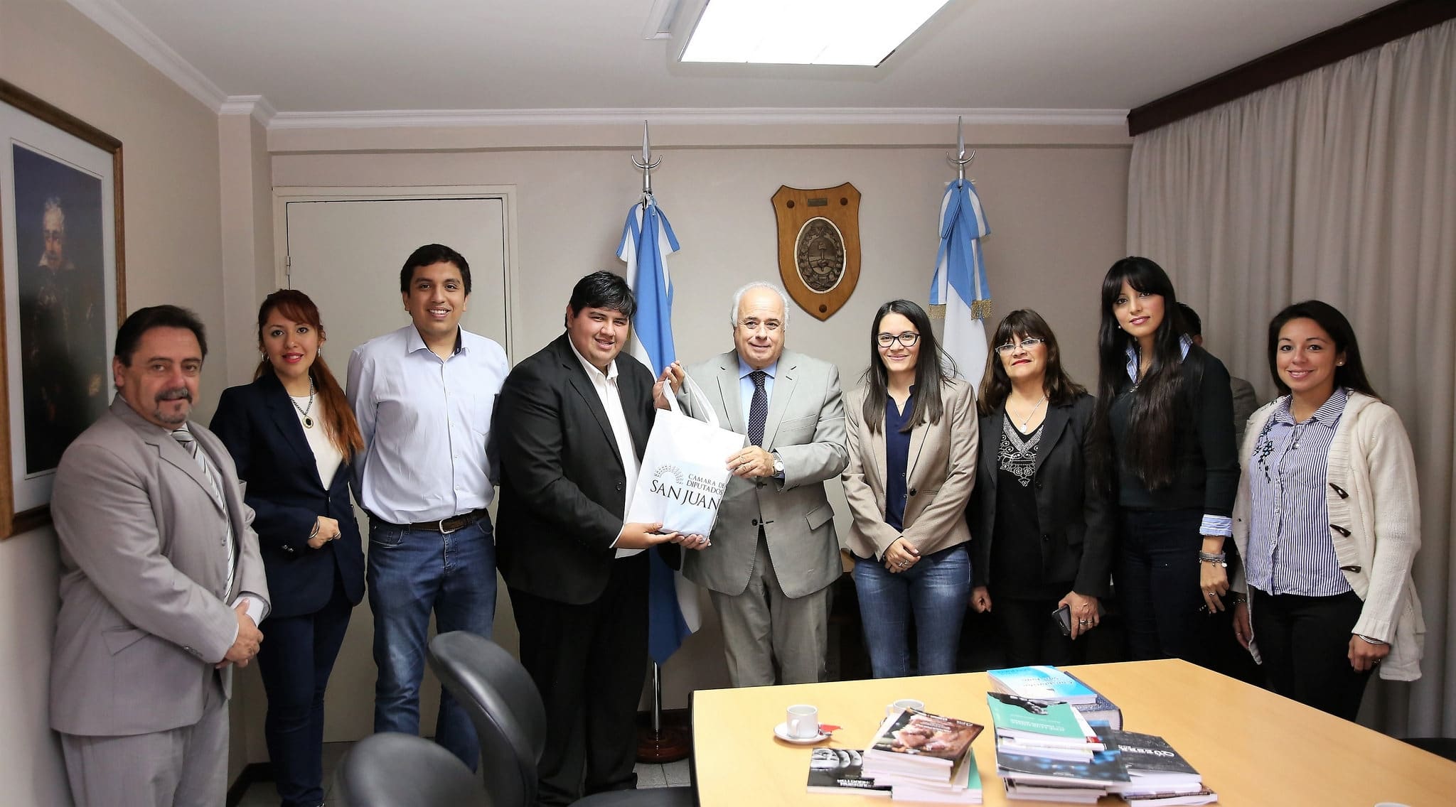 El vicegobernador Marcelo Lima junto a las diputadas Daiana Luna y Amando Días, el secretario Legislativo Mario Herrero, en la entrega de libros al coordinador de la Biblioteca Matías Alvarez. 