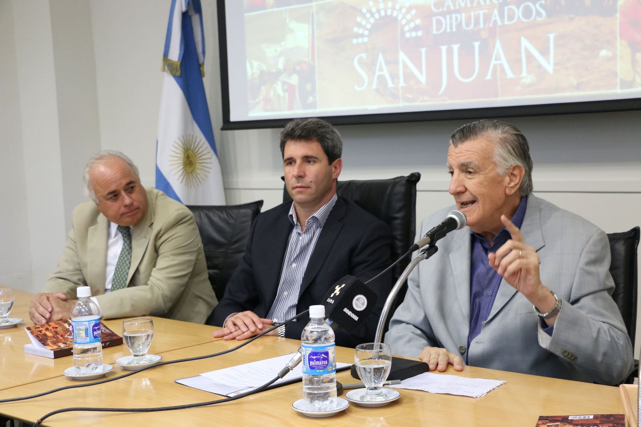 El vicegobernador Marcelo Lima junto al gobernador Sergio Uñac y el diputado Nacional, José Luis Gioja, en la presentación del libro "El Cruce. Tras los pasos de San Martín". 