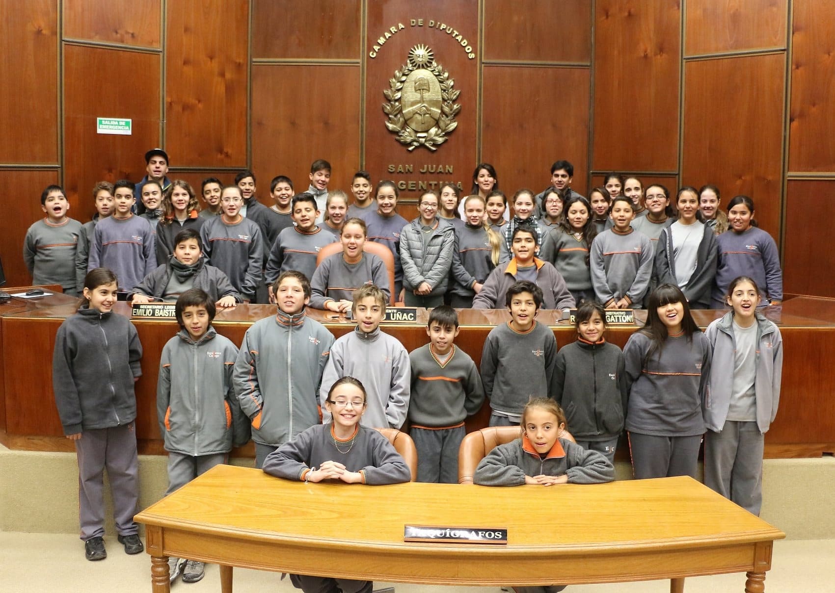 Alumnos y docentes de la institución educativa "Excellece College" visitaron la Legislatura. 