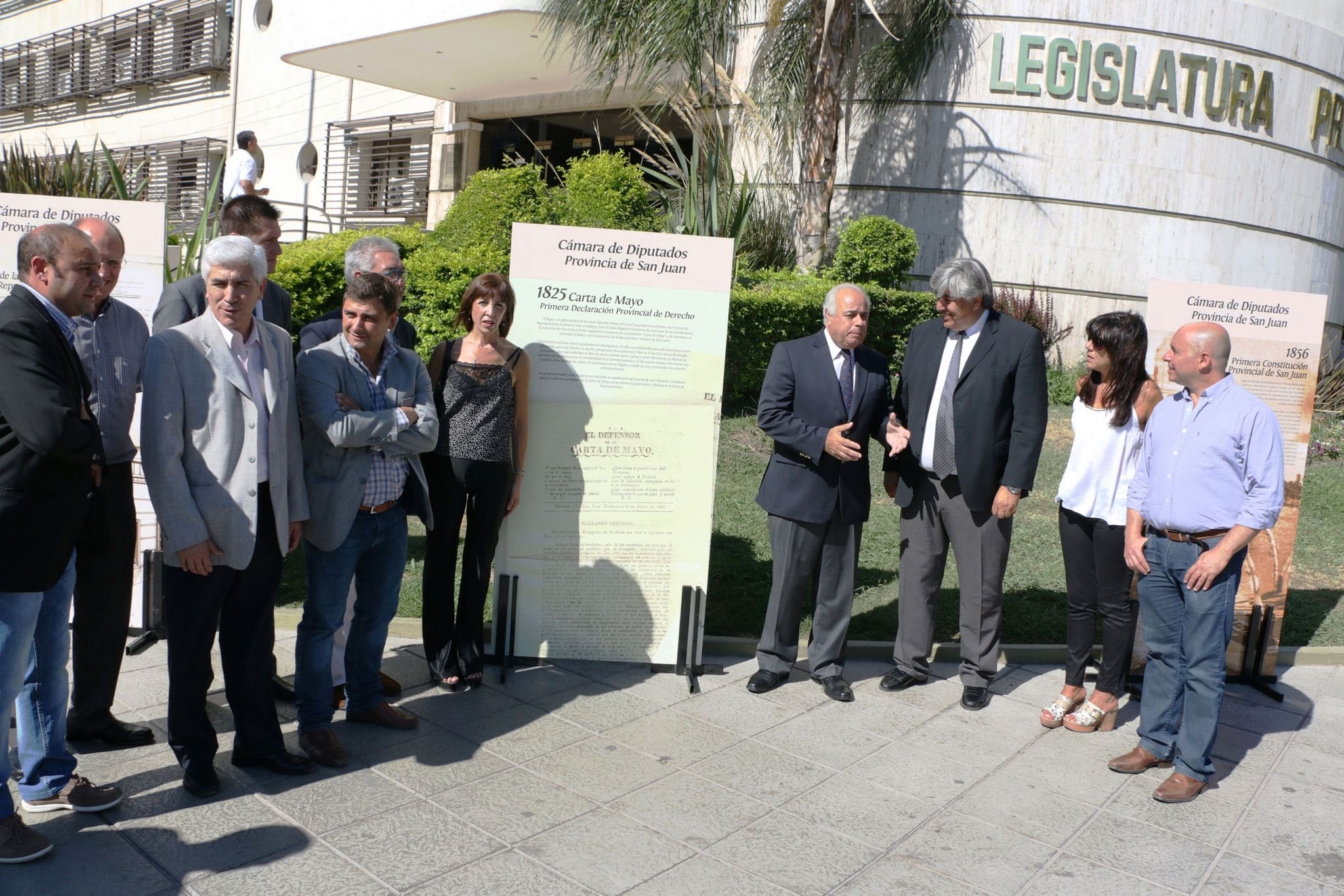 El vicegobernador de San Juan, Dr. Marcelo Lima, acompañado por los titulares de los diferentes bloques de la Cámara de Diputados, recorrió la exposición de paneles sobre la historia del Poder Legislativo. 