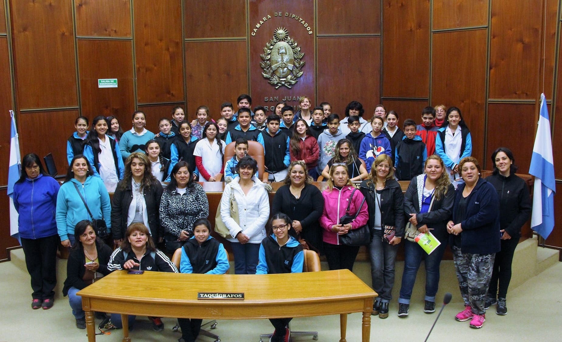 Alumnos y docentes de la escuela Candelaria de Godoy presentes en la Cámara de Diputados. 