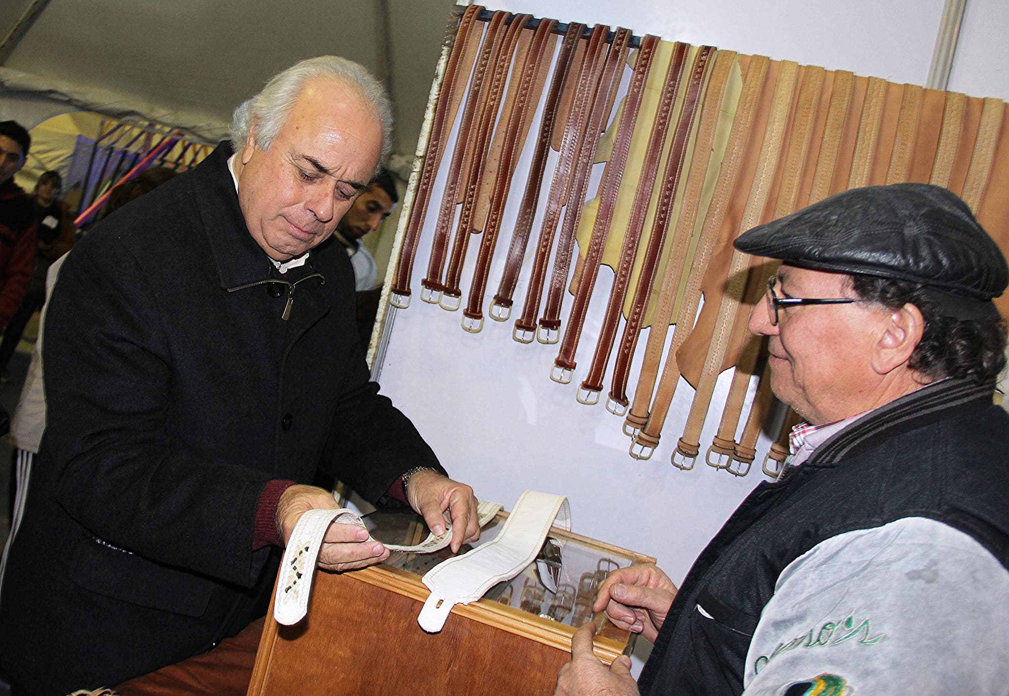 El vicegobernador Marcelo Lima recorrió los stands de la Feria de las Artesanías en la noche de apertura. 
