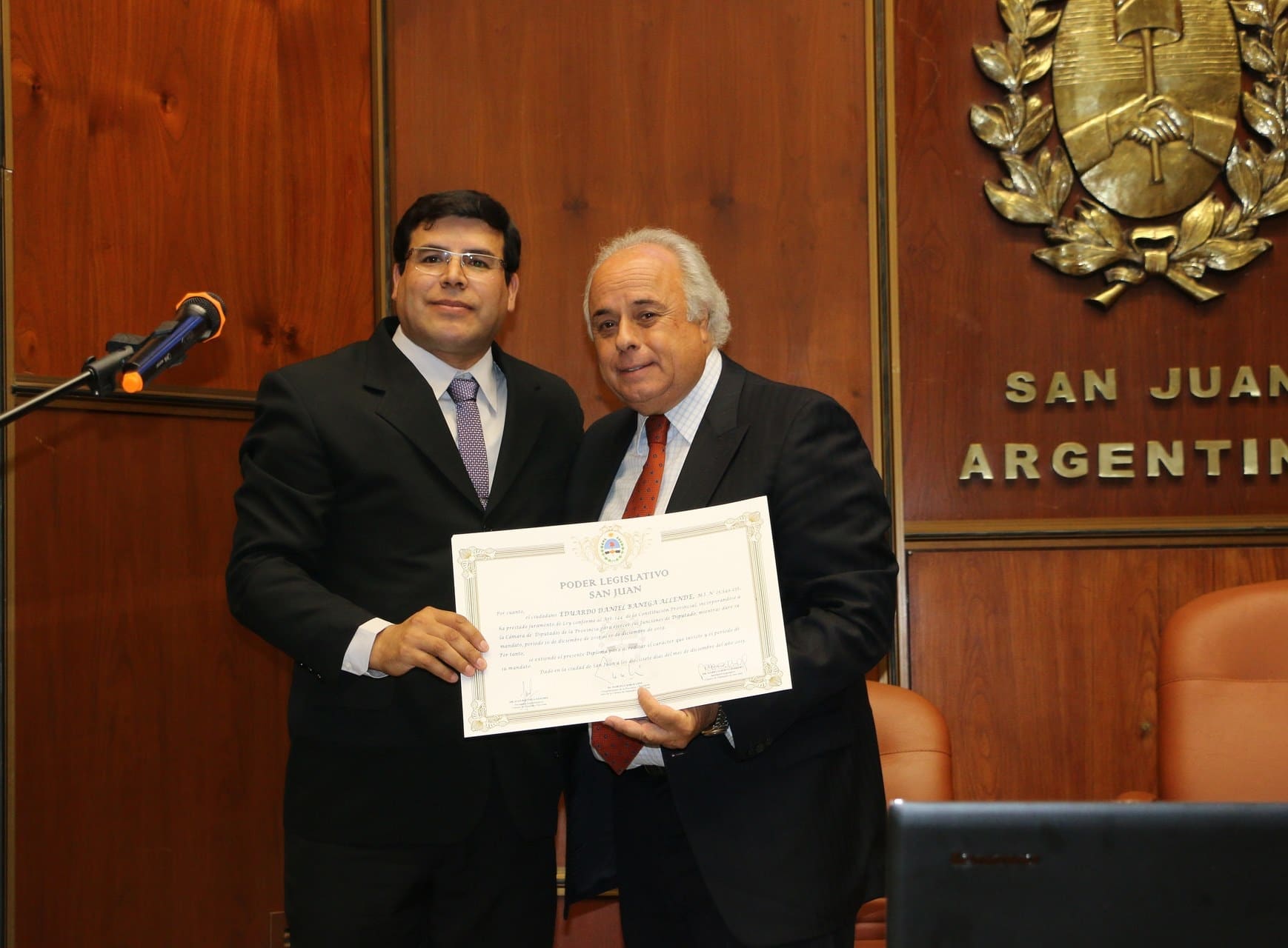 El vicegobernador Marcelo Lima entrega el diploma que lo acredita como tal al diputado Eduardo Banega