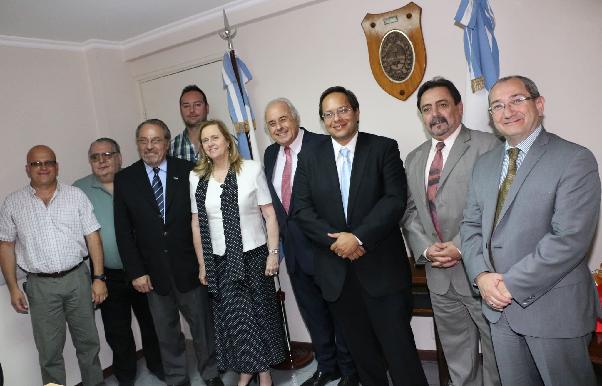 El vicegobernador Dr. Marcelo Lima, junto a la a la embajadora de Israel, Dorit Shavit y  el cónsul honorario de Israel en Cuyo, Gerardo Belinsky, entre otros miembros de la Sociedad Israelita y el Poder Legislativo de San Juan.  