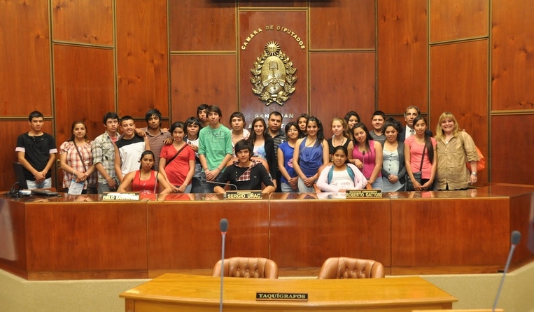 Alumnos calingastinos conocieron la Legislatura de San Juan y recorrieron, entre otros lugares, el Recinto de Sesiones.