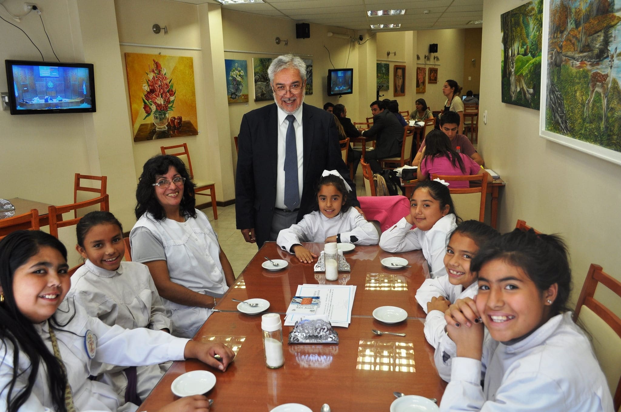 El diputado Jorge Frías junto a estudiantes y docentes de la escuela Juan de Dios Flores.  