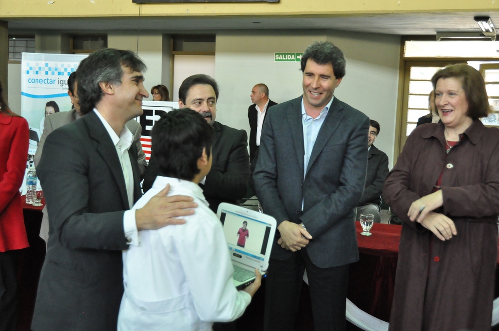 El Dr. Sergio Uñac participó de una nueva entrega de netbooks. 