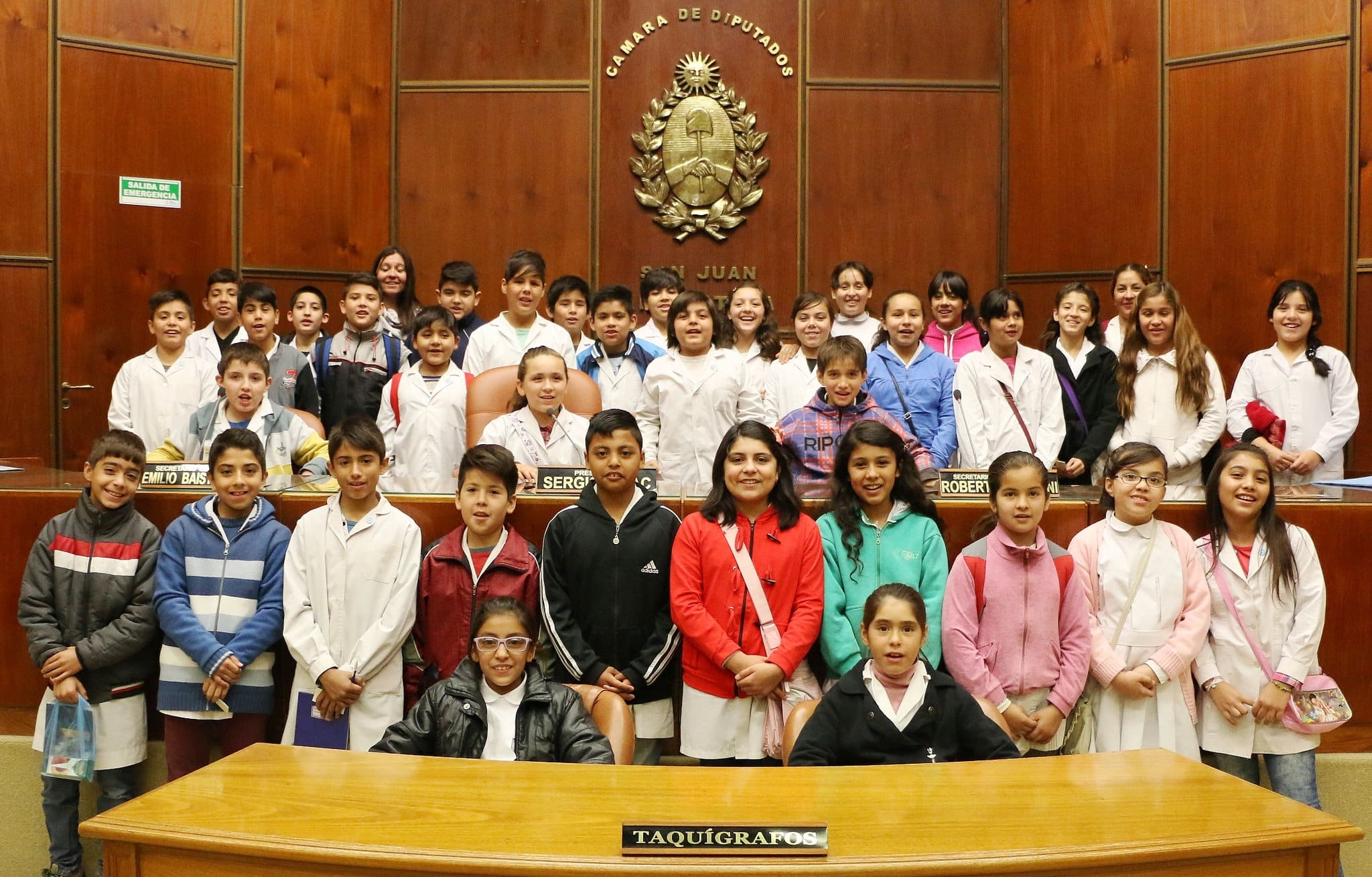 Los chicos de Rivadavia conocieron el edificio legislativo e ingresaron al Recinto de Sesiones.