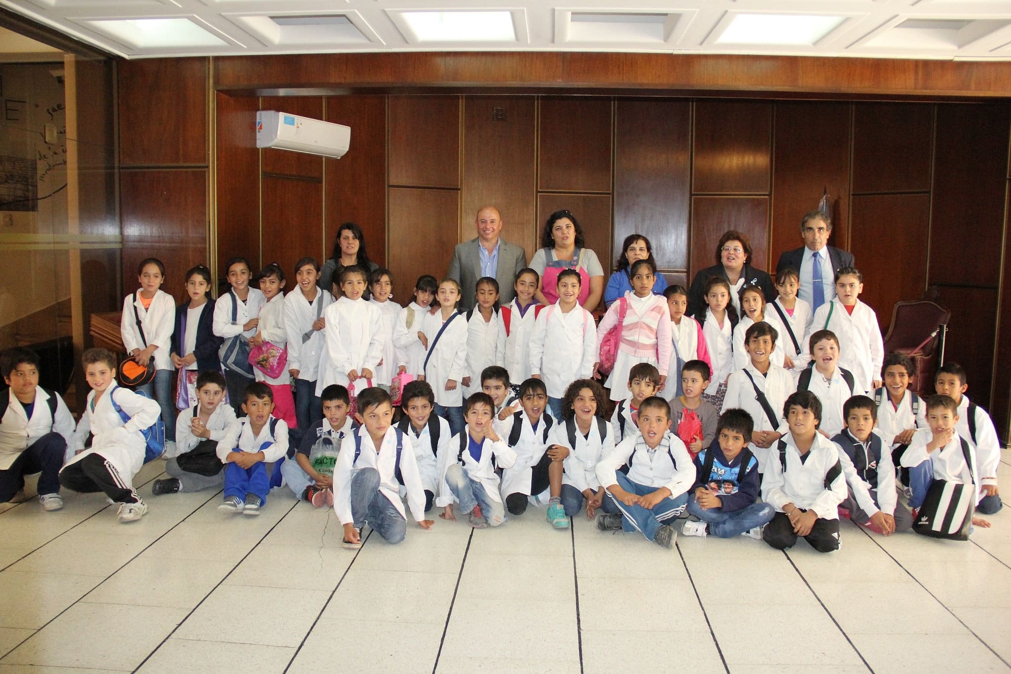 El diputado Pablo García Nieto junto a alumnos y docentes de Rawson.