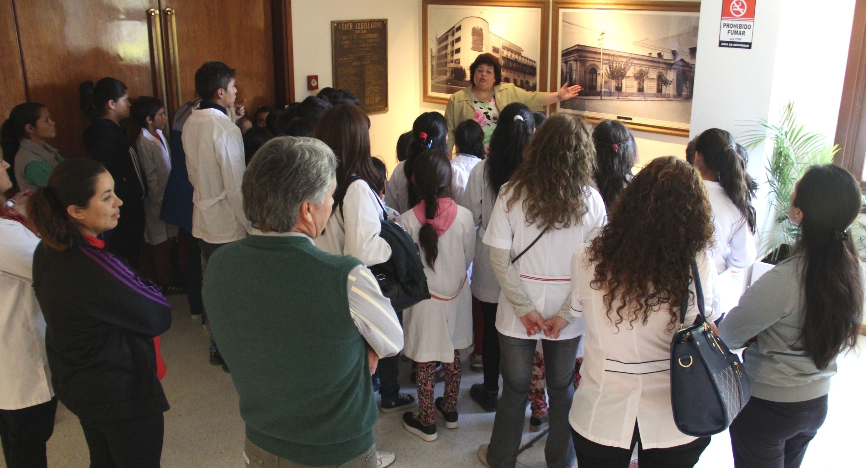 Alumnos y docentes de la escuela "Comodoro Rivadavia" presente en la Casa de las Leyes. 
