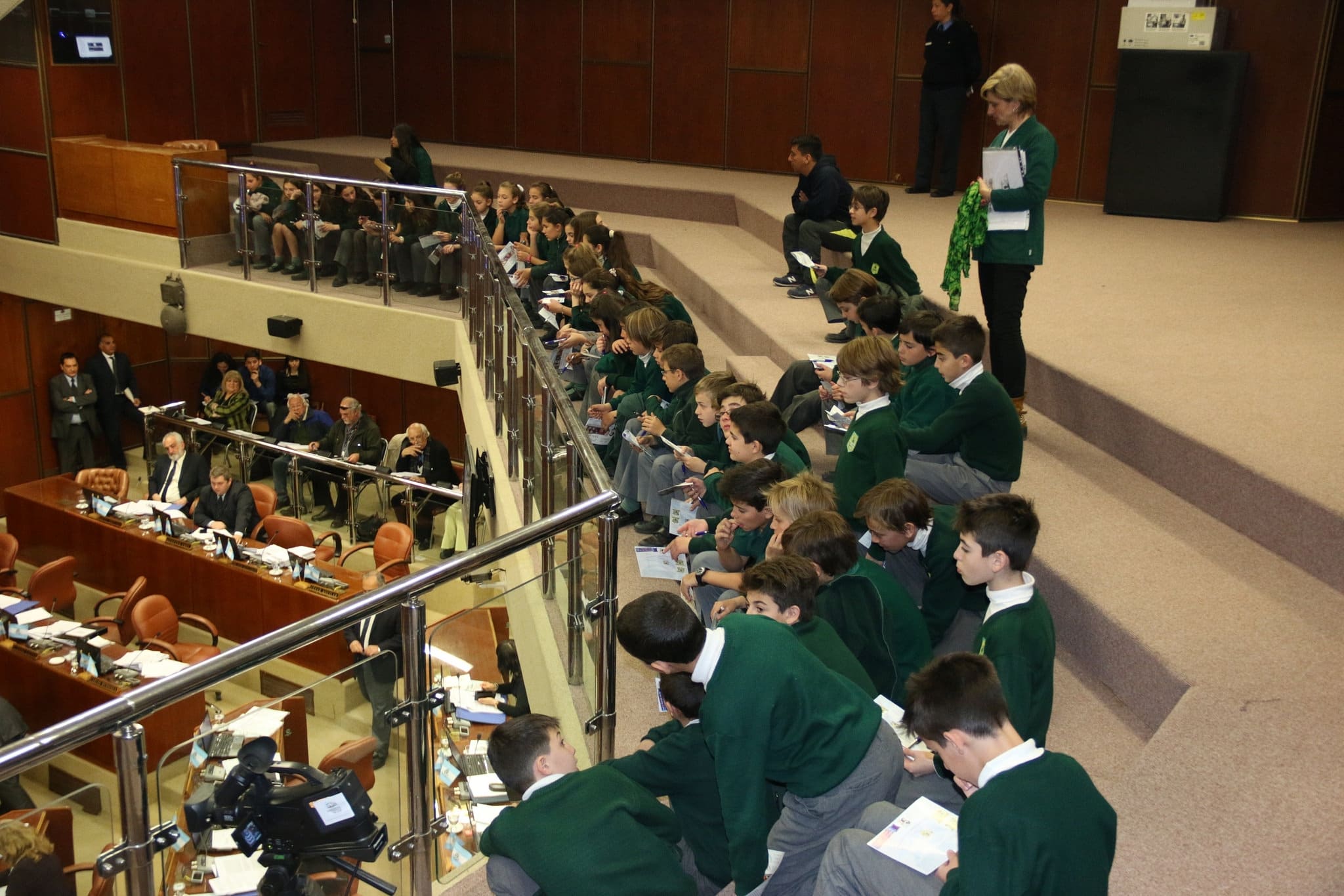 Alumnos y docentes de sexto grado de la escuela Modelo presentes en la Cámara de Diputados. 