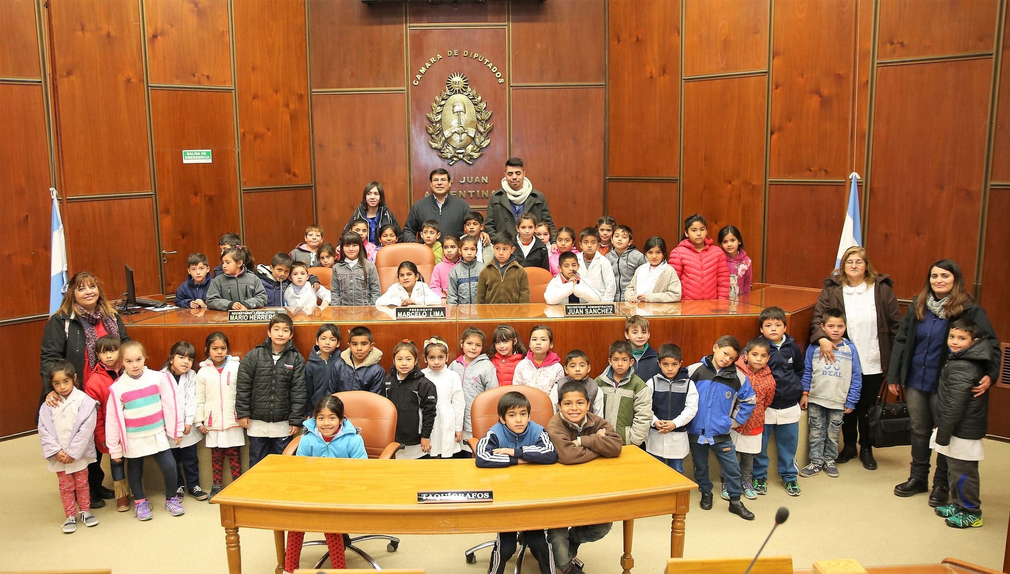 El diputado Eduardo Banega junto a estudiantes y docentes de la escuela “Eusebio Segundo Zapata” en el recinto de sesiones. 